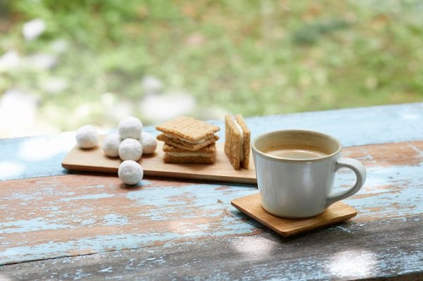 コースター（手前の珈琲カップが載ったもの）