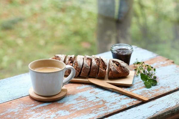 カフェコースター（手前の丸い珈琲カップが載ったもの）