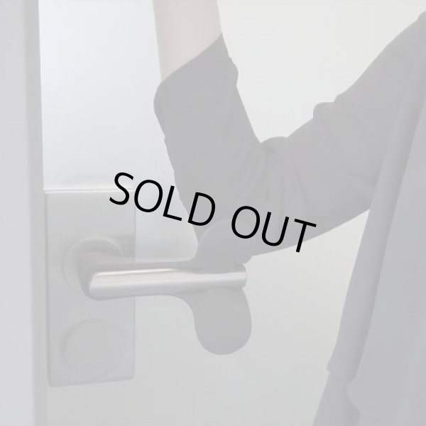 「ドアレバーをひじで開けられる 『ひじ掛けさ〜ん』」