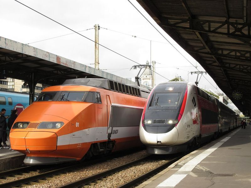 パリ・リヨン駅に停車中の「TGV」