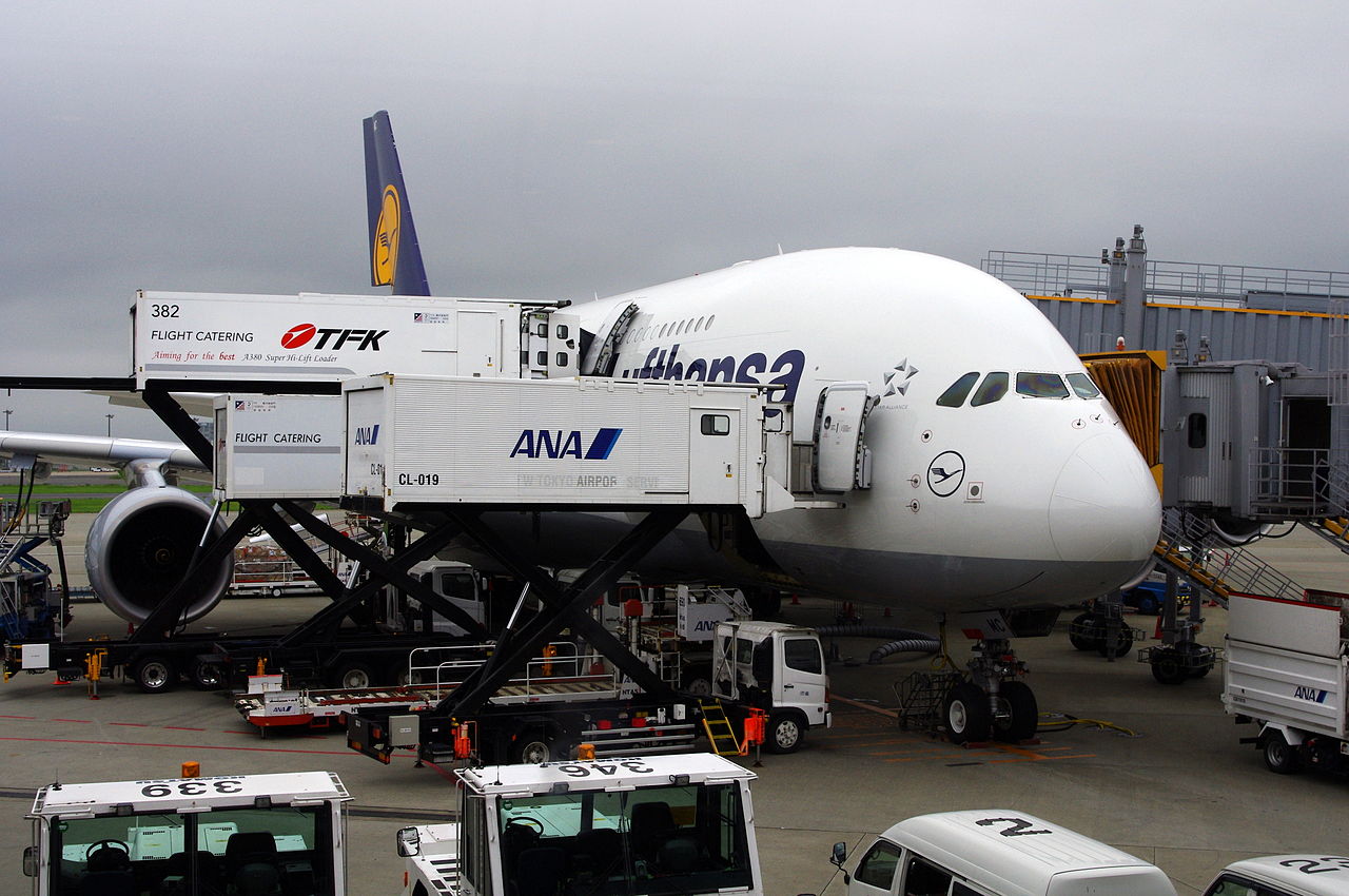 旅客機の機内に機内食を運ぶ様子