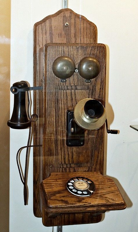 初期の電話機,フックに掛けられた電話